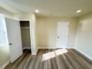 921 52nd St NE, Unit 102 and 301 in Washington, DC - Foto de edificio - Building Photo