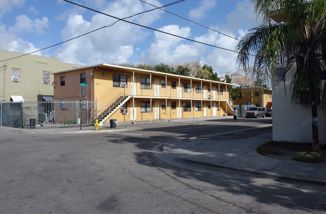 1210 NW 2nd Ave in Miami, FL - Foto de edificio