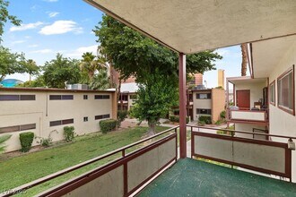 350 E Desert Inn Rd in Las Vegas, NV - Building Photo - Building Photo