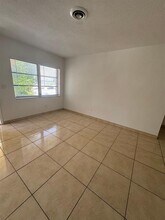 890 NW 39th St in Oakland Park, FL - Building Photo - Building Photo