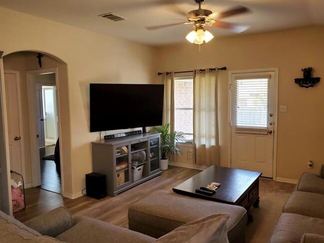 2344 Chimney Rock Rd in Leander, TX - Foto de edificio - Building Photo