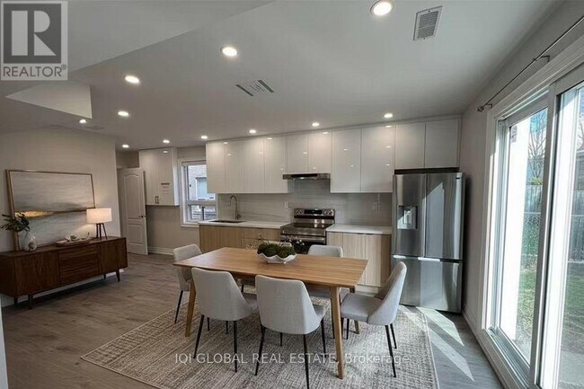 92 Heatherside Dr in Toronto, ON - Building Photo - Building Photo