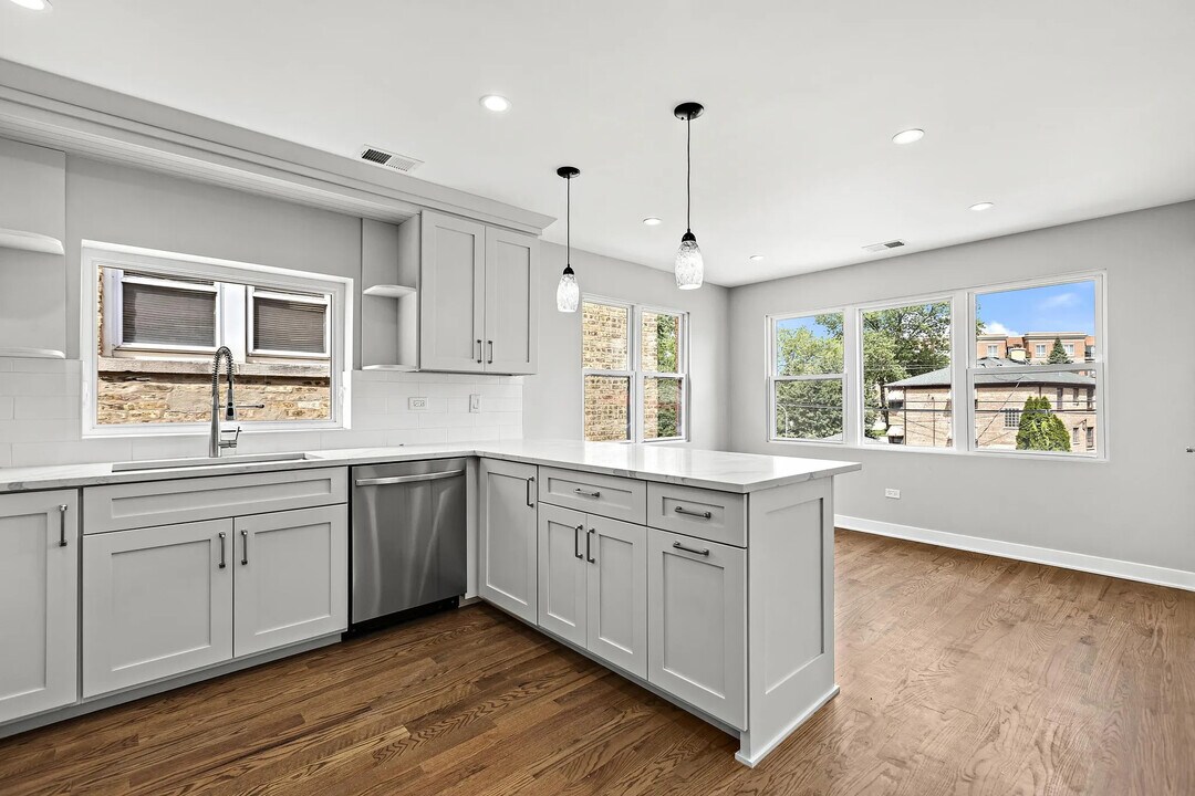 5849 N Virginia Ave, Unit 1 in Chicago, IL - Building Photo
