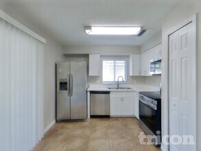 4522 Reynolds Creek Ave, Unit 805 in Plant City, FL - Foto de edificio - Building Photo