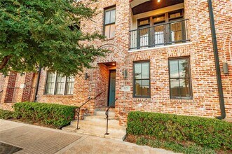 620 S Pearl Expy in Dallas, TX - Building Photo - Building Photo