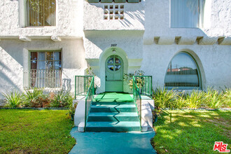 2807 Hillcrest Dr in Los Angeles, CA - Foto de edificio - Building Photo