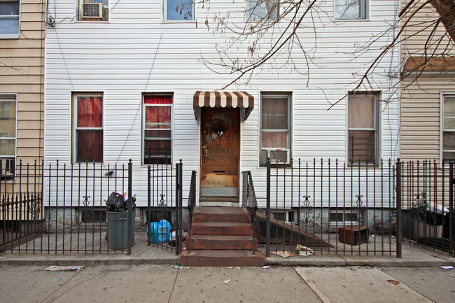5709 Catalpa Ave in Flushing, NY - Foto de edificio - Building Photo