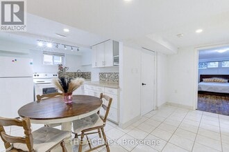 82 Harrison Dr in Newmarket, ON - Building Photo - Building Photo