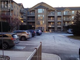 1450 Bishops Gate in Oakville, ON - Building Photo