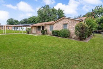 5229 Ira St in Haltom City, TX - Foto de edificio - Building Photo
