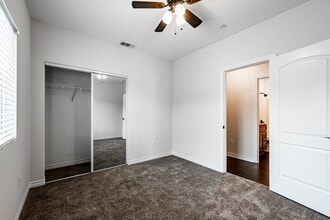 Santa Barbara Luxury Apartment Homes in Rialto, CA - Foto de edificio - Building Photo