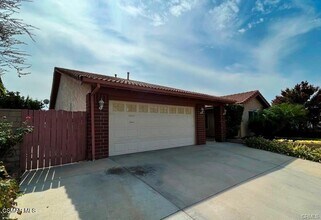 13338 Canyon Ridge Ln in Los Angeles, CA - Foto de edificio - Building Photo