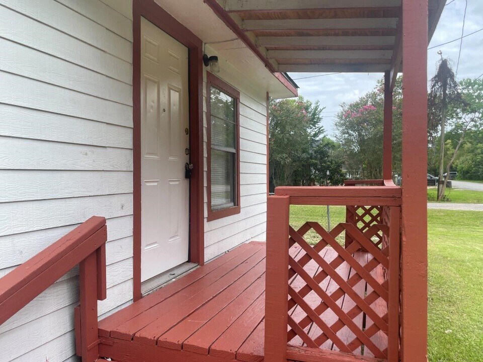 4617 3rd St in Bacliff, TX - Building Photo