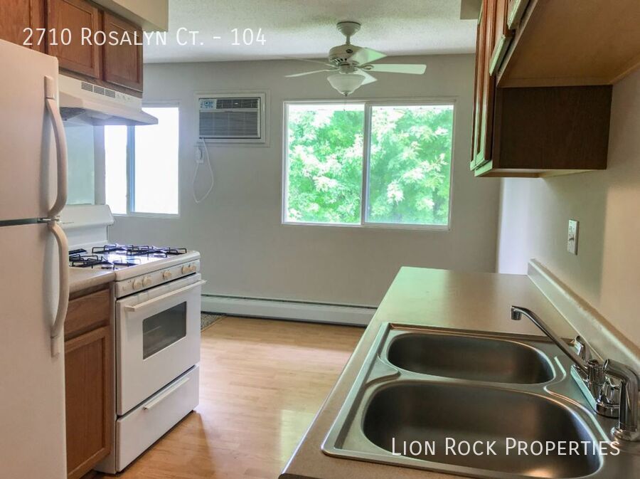 2710 Rosalyn Ct in New Hope, MN - Foto de edificio