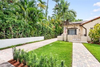 2413 N Greenway Dr in Coral Gables, FL - Building Photo - Building Photo