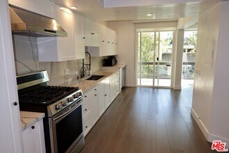 723 Westmount Dr in West Hollywood, CA - Building Photo - Building Photo