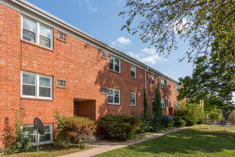 Western Hills Apartments in Omaha, NE - Building Photo - Building Photo