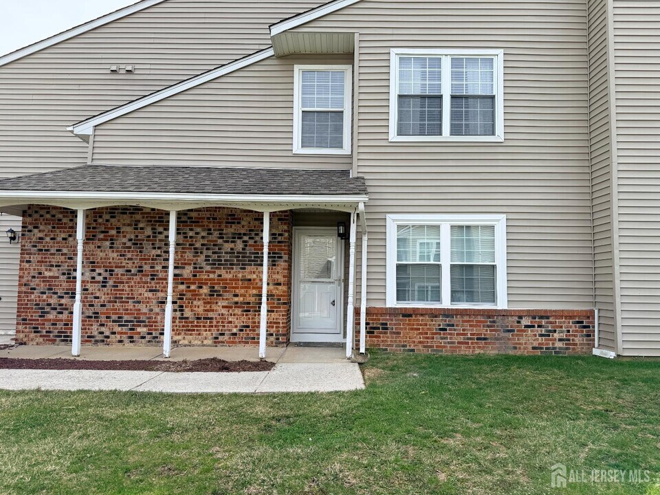 15 Lindsey Cir in Old Bridge, NJ - Building Photo