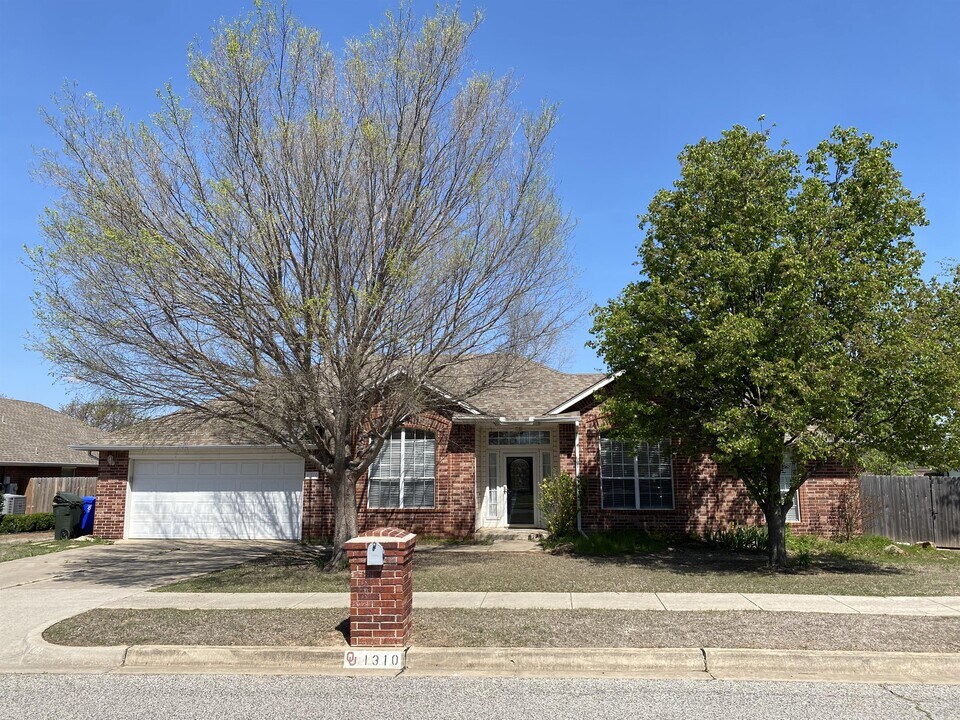 1310 Dustin Dr Photo