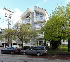 1746 NW 57th St in Seattle, WA - Foto de edificio - Building Photo