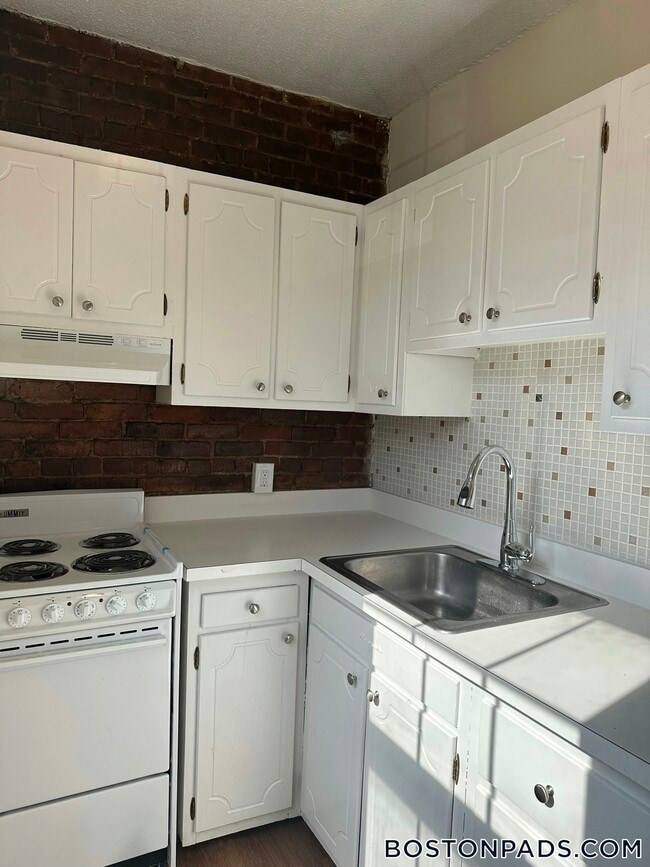 54 S Huntington Ave, Unit 15 in Boston, MA - Building Photo - Building Photo