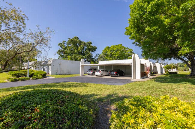 Lake Villa Condominiums in Clearwater, FL - Foto de edificio - Building Photo