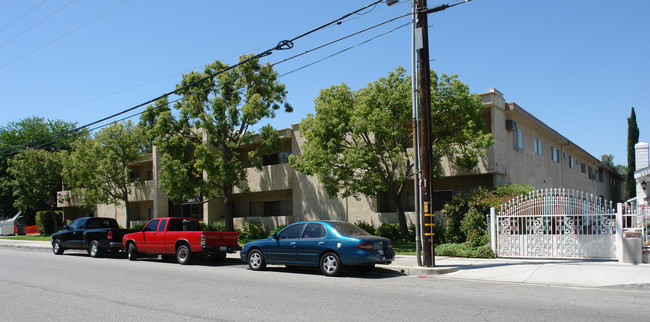 Golden Oaks Apartments in Newhall, CA - Building Photo - Building Photo