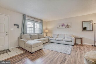 9909 Maidbrook Rd in Parkville, MD - Foto de edificio - Building Photo