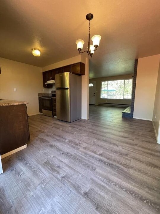 279 E 1st Ave in Sutherlin, OR - Building Photo
