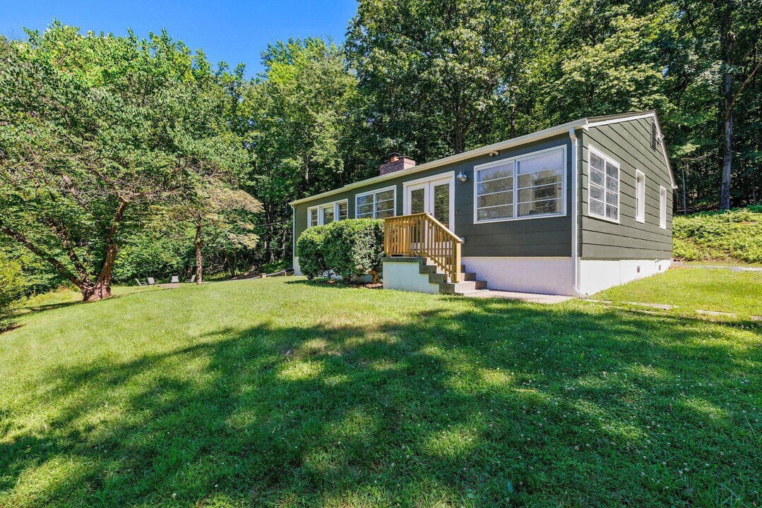 2459 Frogtown Rd in Bluemont, VA - Building Photo