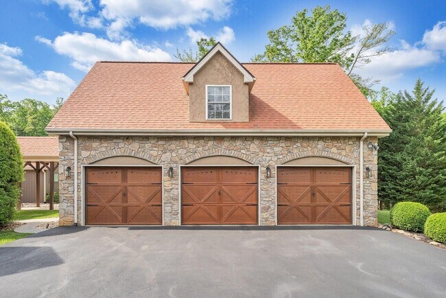5875 Poor Mountain Rd in Salem, VA - Building Photo - Building Photo