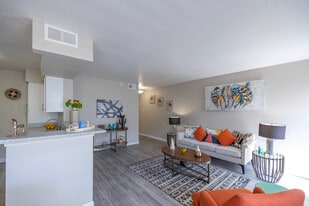 Alvarado Apartments in Albuquerque, NM - Building Photo