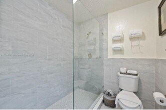 700 NE 164th St in Miami, FL - Building Photo - Building Photo