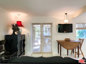 1602 Courtney Ave in Los Angeles, CA - Building Photo - Building Photo