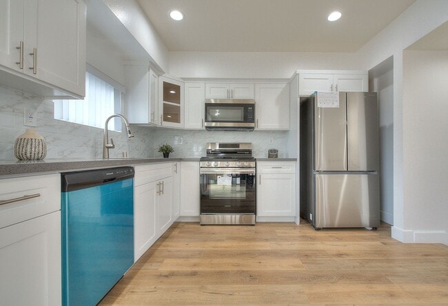 11730 Hamlin St in Los Angeles, CA - Building Photo - Building Photo