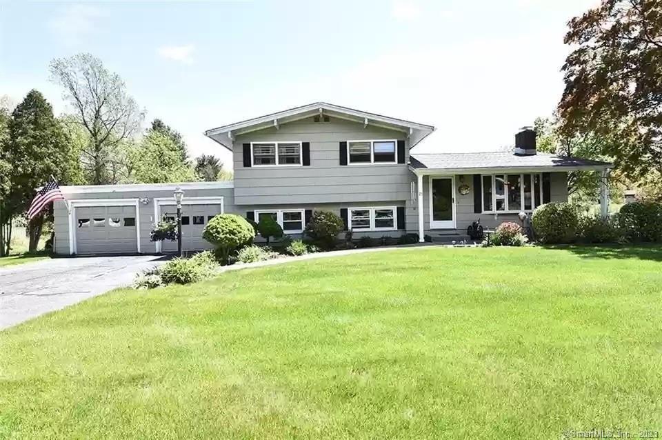 21 Mcdermott Cir in Hamden, CT - Building Photo