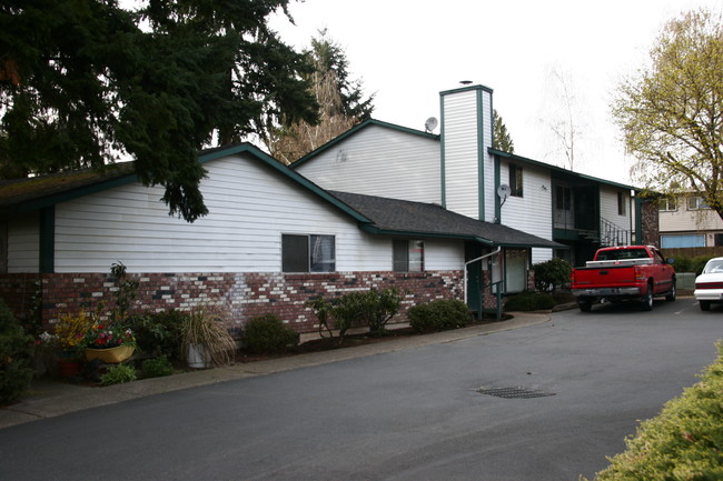 Village Monroe Apartments in Milwaukie, OR - Building Photo - Building Photo