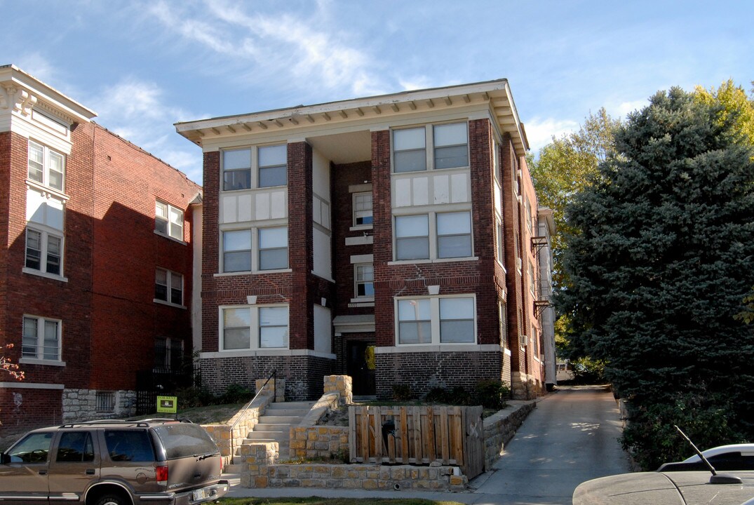 Highland Apartments in Kansas City, MO - Building Photo