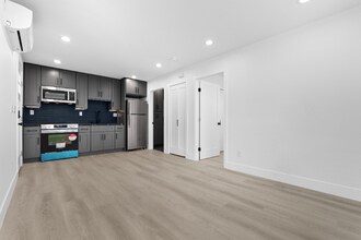 232 N Hollywood Way in Burbank, CA - Foto de edificio - Building Photo