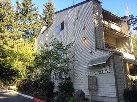 11241 NE 68th St in Kirkland, WA - Building Photo