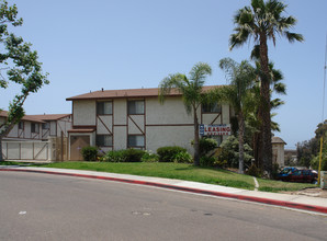 Bay Pointe Apartments in Chula Vista, CA - Building Photo - Building Photo