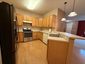 11007 Oak Grv Cir in Woodbury, MN - Building Photo - Building Photo