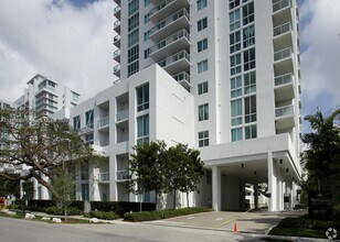 1861 NW South River Dr, Unit 1223 in Miami, FL - Foto de edificio - Building Photo