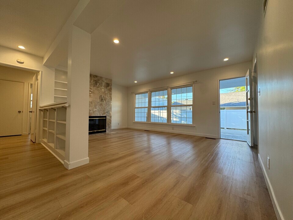 22051 Vanowen St in Canoga Park, CA - Foto de edificio