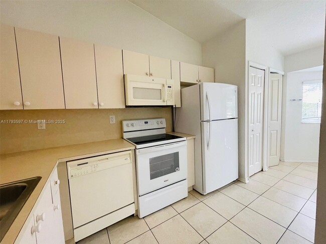 940 NE 34th Ave in Homestead, FL - Building Photo - Building Photo