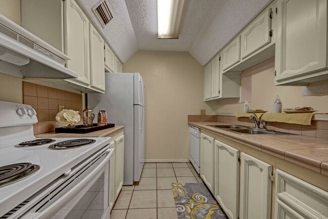 Las Colinas in Midland, TX - Building Photo - Building Photo