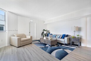 825 Brickell Bay Dr in Miami, FL - Building Photo