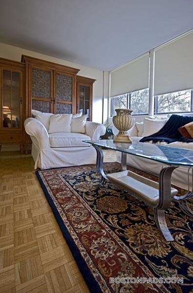 1455 Commonwealth Ave in Boston, MA - Foto de edificio - Building Photo