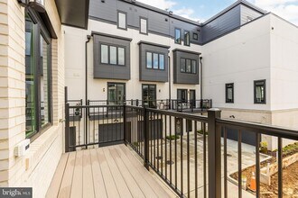 39 Lower Service Ct NW in Washington, DC - Foto de edificio - Building Photo