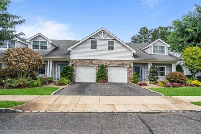 144 Pond View Dr in Port Washington, NY - Building Photo - Building Photo